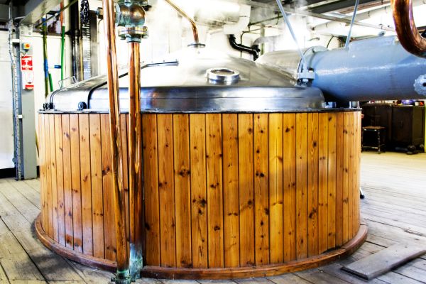 nghiền nguyên liệu là 1 bước trong quá trình và nghệ thuật làm rượu whiskey