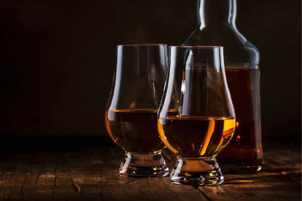 Những chiếc ly rượu whisky hình hoa tulip được thiết kế để lưu giữ và tập trung hương thơm