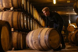 Một thùng ủ whisky tại nhà máy chưng cất Tamdhu