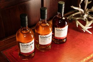 Amontillado Sherry Cask mang đến hương thơm của trái cây sấy khô cùng vị béo của các loại hạt rang, mang đến một cấu trúc hương vị đa tầng và đầy mê hoặc