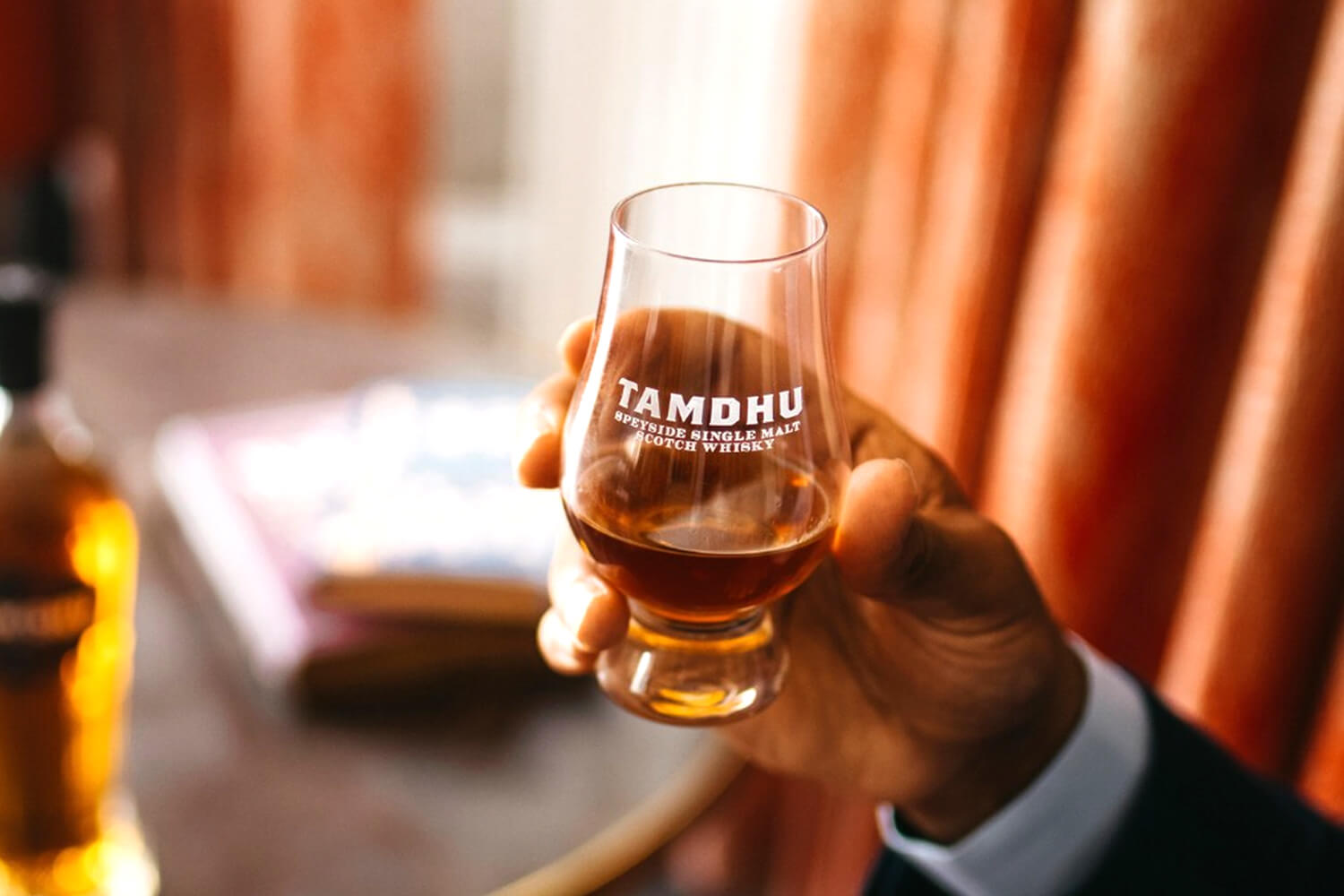 Một ly rượu whisky tiêu chuẩn (30ml) thường chứa khoảng 66 calo