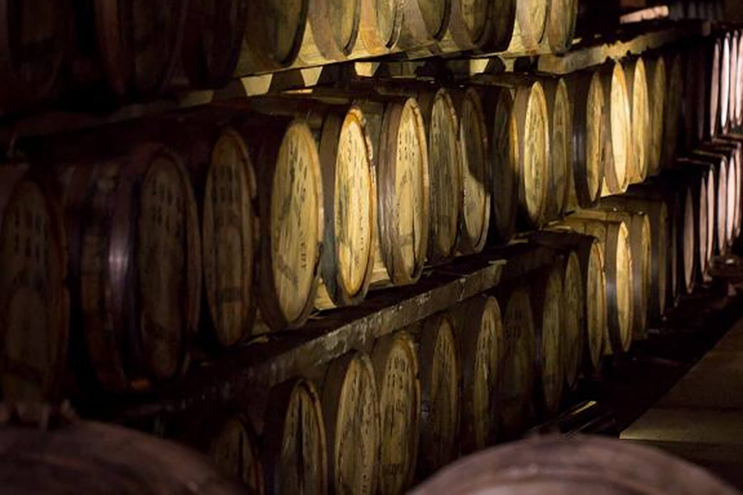 Mỗi loại thùng ủ đóng góp một sắc thái riêng, mang lại sự phức hợp cho whisky trong quá trình ủ.