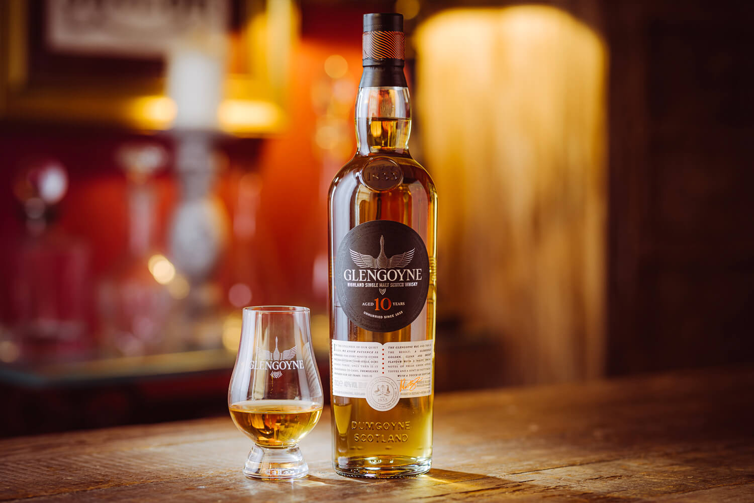 Glengoyne 10 Year Old có hương táo xanh và trái cây nhẹ nhàng, làm nổi bật đặc tính của rượu và thùng ủ.