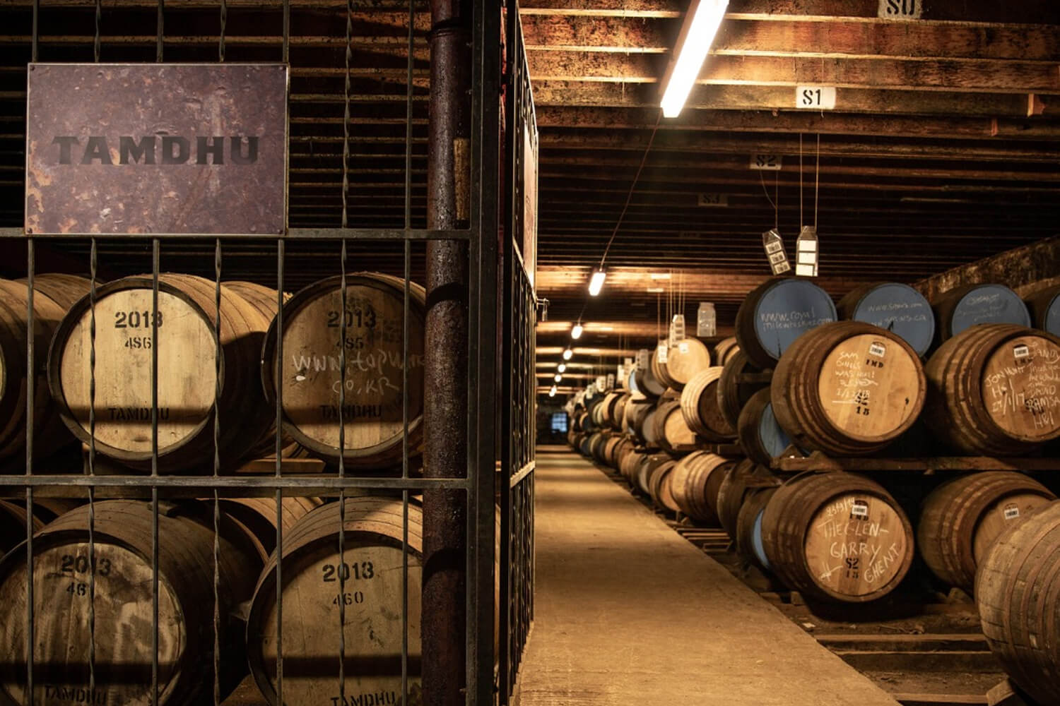 Thùng ủ mang đến những sắc thái mới cho hương vị whisky