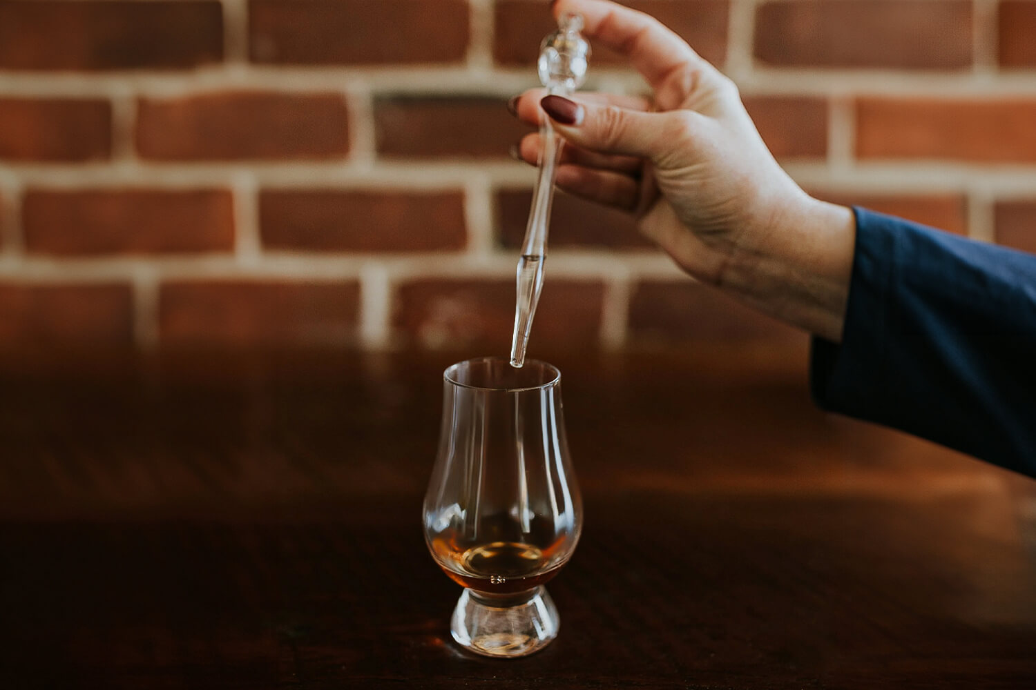 Một số tín đồ sành sỏi lựa chọn nước khoáng để thưởng thức cùng whisky lâu năm