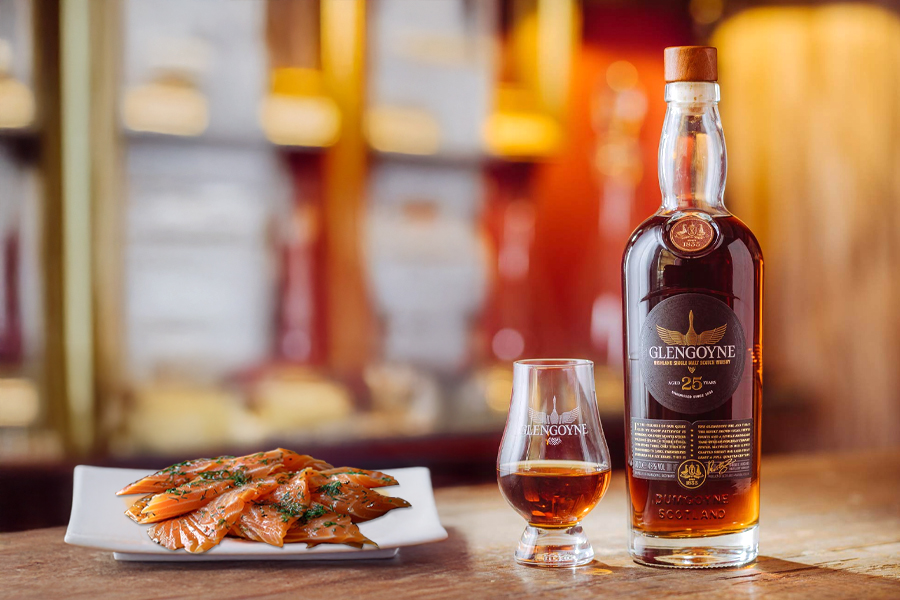 Những dòng whisky lâu năm cao cấp như Glengoyne 25 YO rất phù hợp để thưởng thức cùng cá hồi xông khói