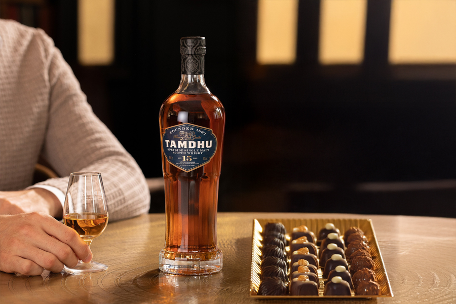 Tamdhu 15 Year-Old & Chocolate caramel/hạt dẻ là lựa chọn lý tưởng để kết hợp cùng nhau, tạo nên những trải nghiệm tầng hương mới mẻ
