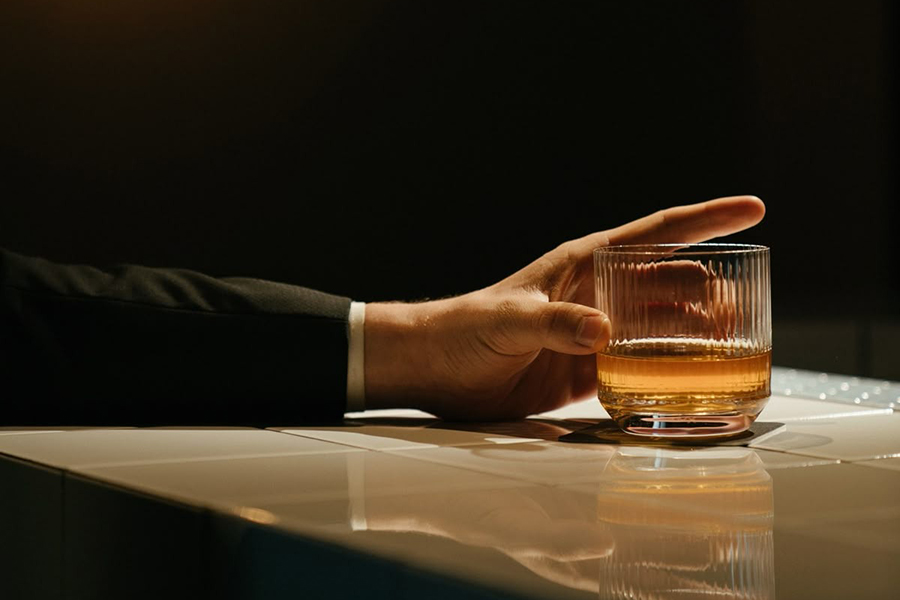 "Neat" trong thế giới whisky đơn giản có nghĩa là rót rượu trực tiếp vào ly và uống ở nhiệt độ phòng, không đá, không nước, không pha trộn