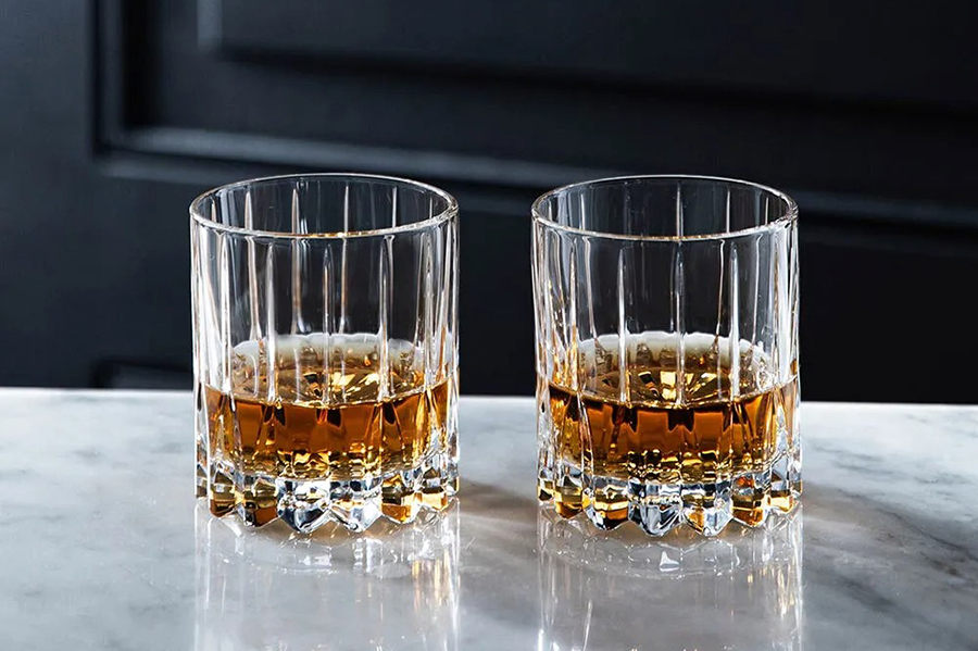 Làm sạch vị giác và sử dụng đúng ly chuyên dụng để trải nghiệm whisky neat đúng chuẩn