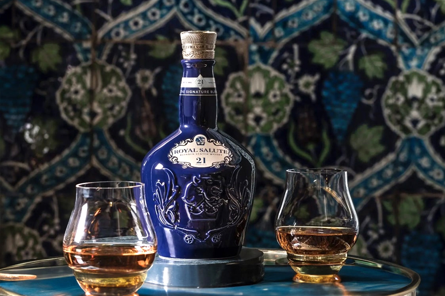 Chivas 21 – Royal Salute huyền thoại trong thiết kế chai sứ sang trọng, biểu tượng đẳng cấp Hoàng gia.
