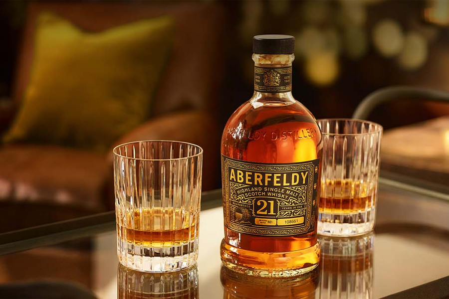 Rượu whisky Aberfeldy 21 YO có hương vị mật ong thanh thoát và hậu vị dịu dàng đặc trưng của vùng đất Highland.