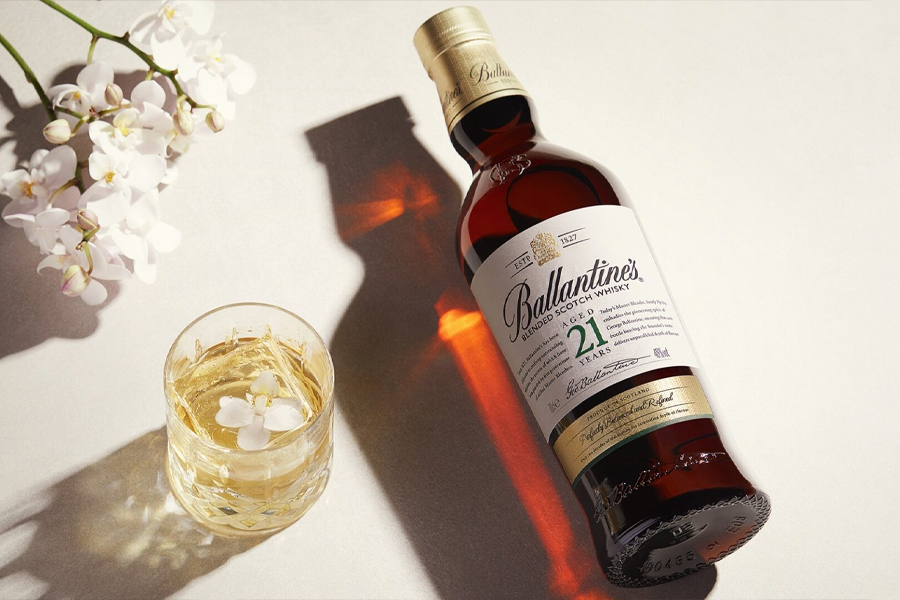 Ballantine’s 21 YO – Nghệ thuật cân bằng hoàn hảo giữa nghệ thuật chưng cất và pha trộn whisky truyền thống