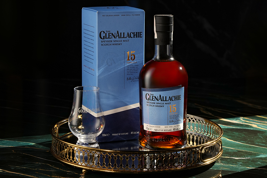 GlenAllachie 15 YO được đóng chai ở 46% ABV, không lọc lạnh, giữ trọn hương vị trái cây sẫm màu và chiều sâu của thùng gỗ sồi.