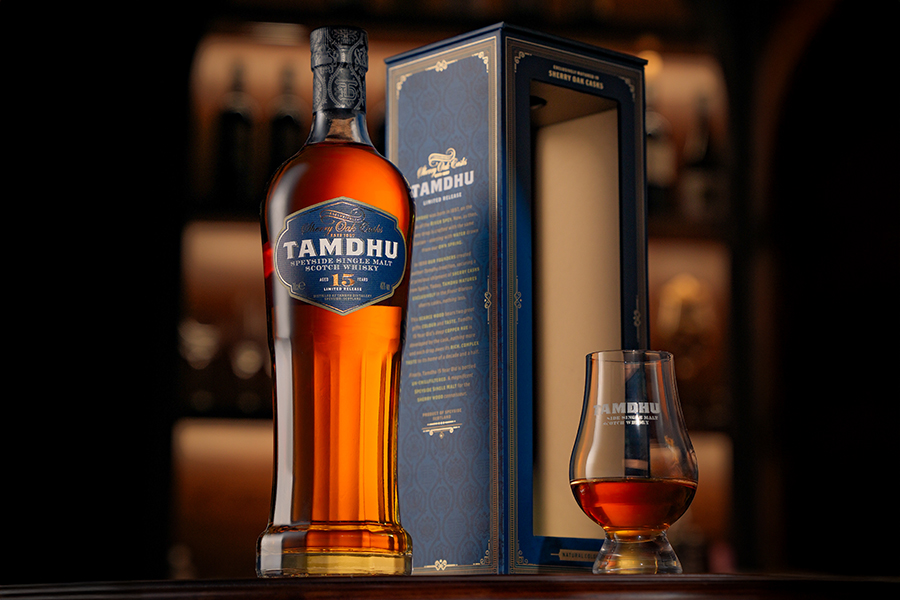 Tamdhu 15YO là dòng sherry cask whisky mượt mà, được đóng chai ở 46% ABV để bảo toàn từng nốt hương gỗ, hạnh nhân và gia vị.