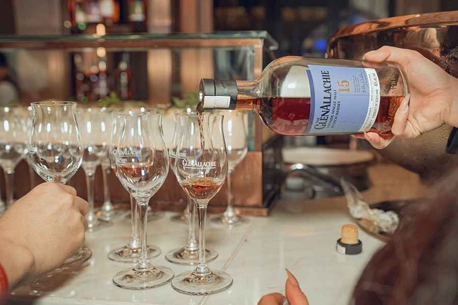 Làm mát whisky trước khi thưởng thức cũng là một trong những cách để tận hưởng whisky trong mùa hè