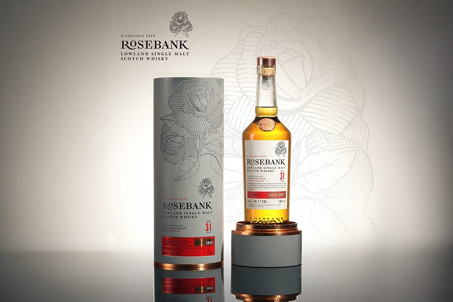 WHISKY.vn tự hào là một trong số ít nhà phân phối chính hãng dòng Rosebank 31 YO tại Việt Nam – món quà quý giá cho những nhà sưu tầm whisky đích thực.