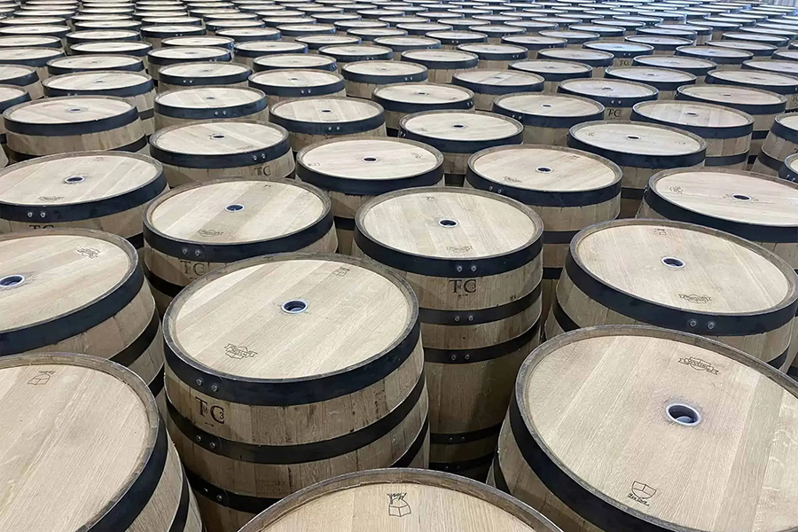 Thùng Virgin Oak là tên gọi chỉ các loại thùng được làm từ gỗ sồi trắng (Quercus alba), chủ yếu xuất xứ từ Mỹ và chưa từng chứa bất kỳ loại rượu nào trước đó.