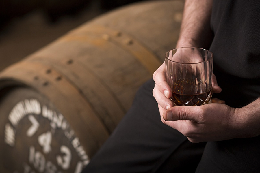 Trưởng thành (hay còn gọi là ủ rượu) là giai đoạn whisky được lưu giữ trong các thùng gỗ, phổ biến nhất là gỗ sồi.