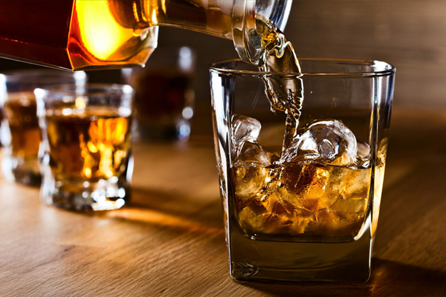 Uống với đá là một trong những lựa chọn phổ biến để thưởng thức whisky vào những ngày hè nắng nóng