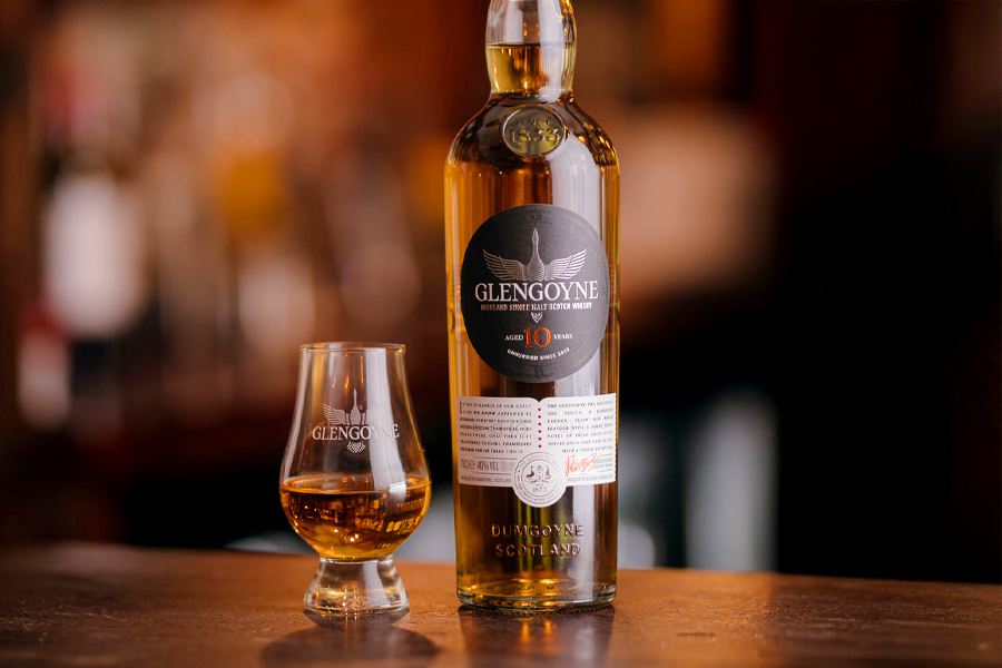 Glengoyne 10 với nốt hương ngọt dịu, táo xanh và vani, rất lý tưởng để pha Highball thanh mát, dễ uống.