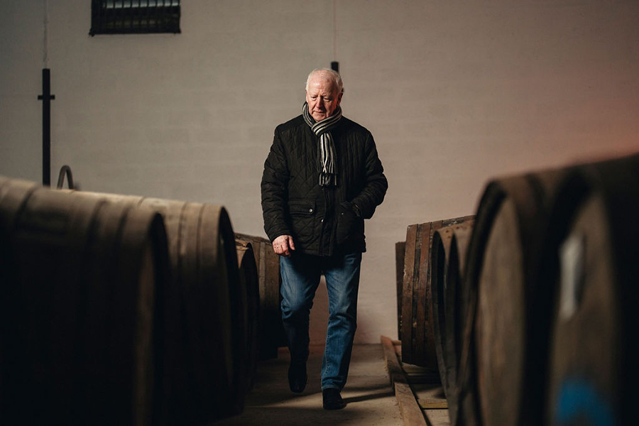 Billy Walker và đội ngũ GlenAllachie đã đưa thùng sồi Mizunara vào quy trình ủ whisky như một cuộc thử nghiệm mới mẻ và táo bạo.