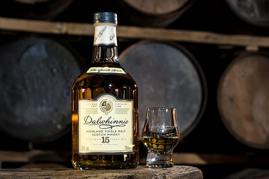 Dalwhinnie - dòng whisky vẫn rất nhẹ nhàng, nhiều hương hoa cỏ dù áp dụng hệ thống làm lạnh worm tub