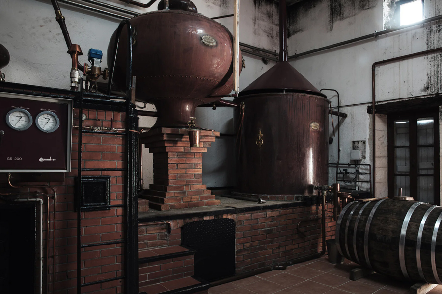 Rượu Cognac được nấu trong nồi chưng cất bằng đồng alembic truyền thống. Đồng là chất dẫn nhiệt và phân tán nhiệt tuyệt vời. Nó cũng loại bỏ bất kỳ hương vị lưu huỳnh nào gây ra vị đắng trong rượu.