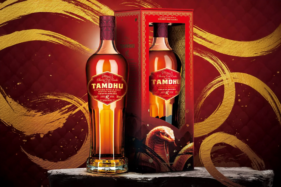 Tamdhu Year Of The Snake ủ hoàn toàn trong thùng sherry oak cao cấp, tượng trưng cho lời chúc may mắn và thịnh vượng