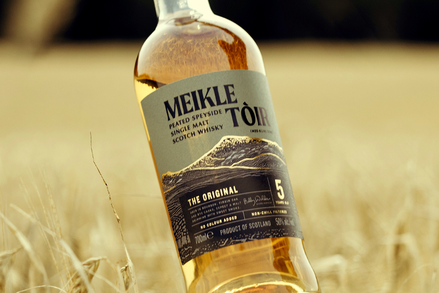 Nhiều người thường nghĩ peaty và smoky là một, nhưng thực tế lại không hoàn toàn như vậy
