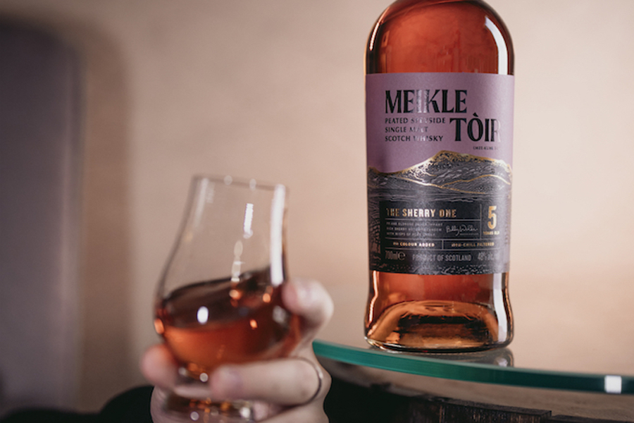 Với mức 35 PPM, Meike Tòir Sherry mang phong cách khói ngọt nhờ sử dụng peat từ St. Fergus để sấy lúa mạch