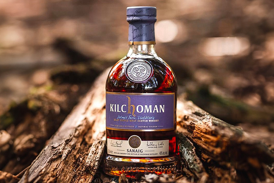 Sở hữu 50 PPM, Kilchoman Sanaig gây ấn tượng với làn khói smoky mang phong cách đậm chất BBQ quyện cùng trái cây chín mọng và sô cô la đen