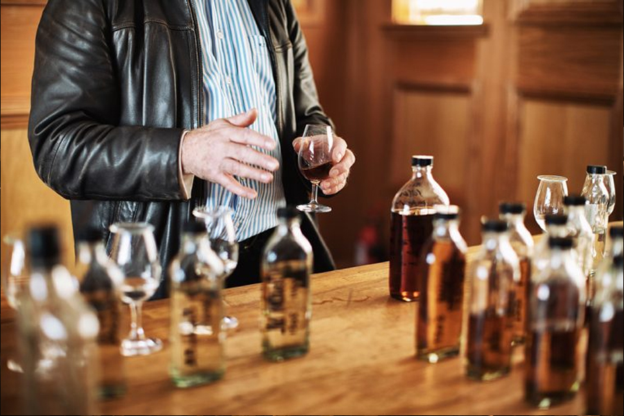 Dựa trên màu sắc của rượu whisky, các tín đồ whisky lâu năm có thể dự đoán được loại thùng ủ và thời gian ủ rượu