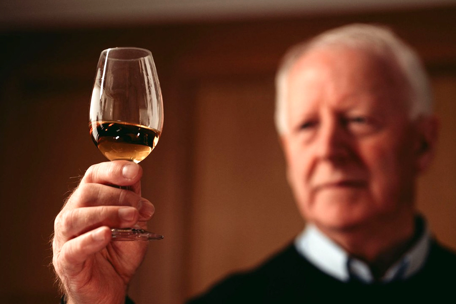 Quan sát whisky dưới ánh sáng, ngắm dòng rượu chảy chậm tạo vệt trên thành ly, hay so sánh sắc thái giữa các loại whisky...tất cả đều là thú vui của người sành rượu.