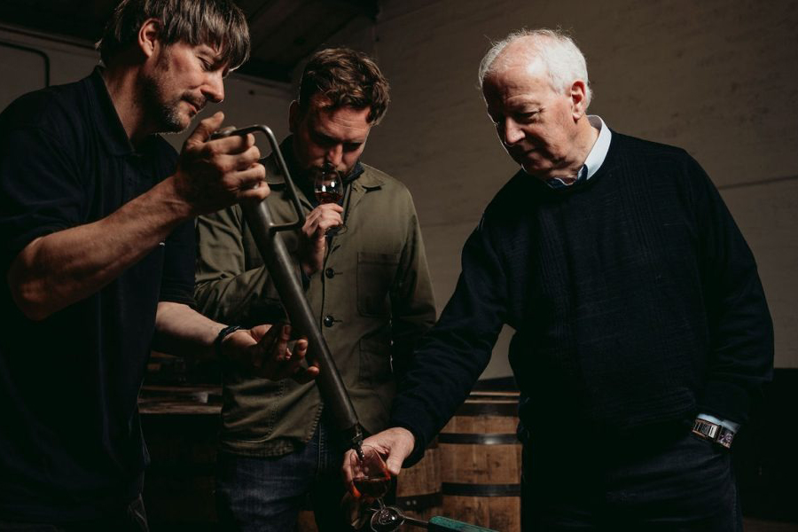Meikle Tòir Single Cask đánh dấu cho phong cách whisky than bùn đất liền mà đội ngũ GlenAllachie đang theo đuổi