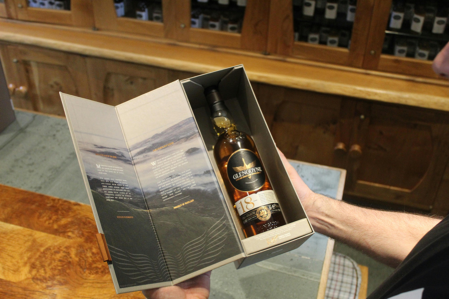 Diện mạo mới của Glengoyne 18 YO với hình ảnh ngọn đồi Dumgoyne được lưu lại từ nhiếp ảnh gia Richard Fox