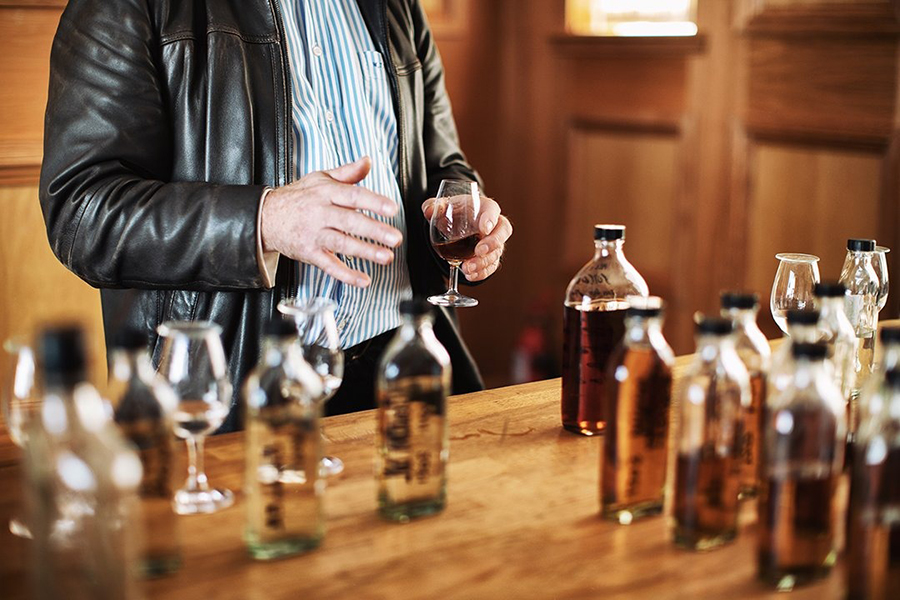Hãy cầm ly whisky lên và xoay nhẹ dưới ánh sáng. Màu sắc chính là “cuốn nhật ký” về hành trình trưởng thành của rượu