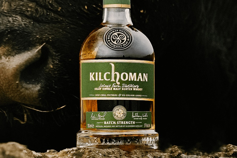 Kilchoman Batch Strength có nồng độ cồn 57% ABV, mang đến trải nghiệm mãnh liệt, đậm đà với cấu trúc hương vị phức hợp của trái cây sẫm màu, gia vị nồng nàn, caramel muối