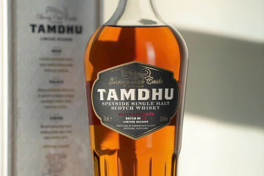 Tamdhu Batch Strength No. 008 gây ấn tượng ngay từ những tầng hương đầu tiên, khi hương vani kem và mật ong tan chảy lan tỏa một cách đầy mượt mà, hòa quyện cùng nét đặc trưng của gỗ sồi Tây Ban Nha.