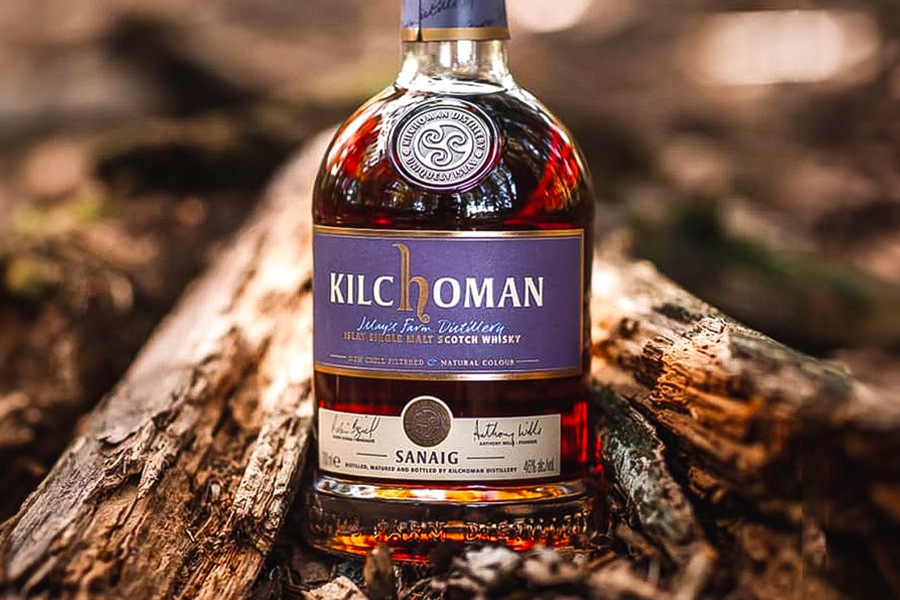 Kilchoman có hương thơm bùng nổ với than bùn đặc trưng của Islay, hòa quyện cùng các nốt hương trái cây sấy, mận chín và sô-cô-la đen với nồng độ nguyên bản mạnh mẽ 57.8% ABV