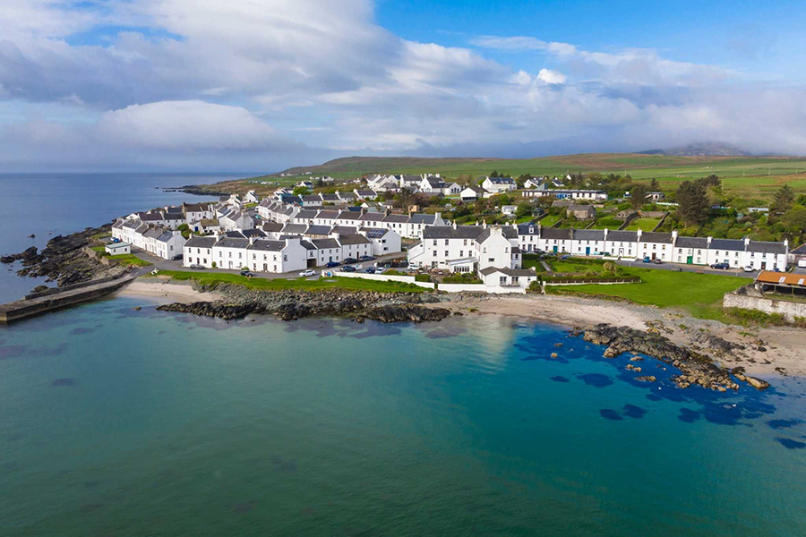 Islay là hòn đảo lớn thứ năm của Scotland, nằm ở phía tây nam và được bao quanh bởi Đại Tây Dương