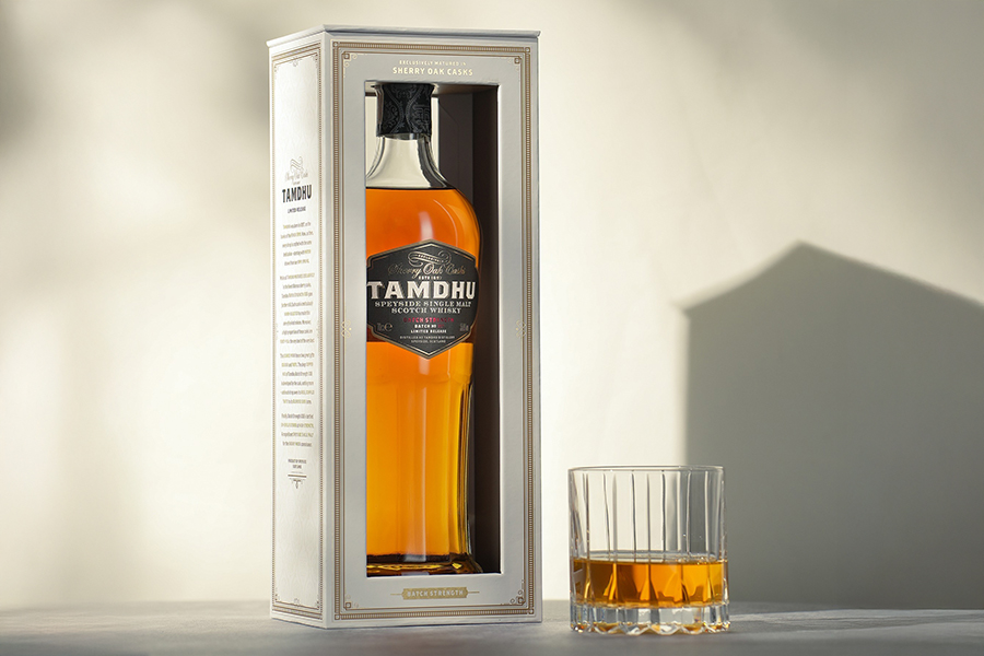 Phong cách whisky Speyside thường có hậu vị gỗ sồi, hương gia vị kéo dài đầy lưu luyến, đặc biệt trong các phiên bản cask strength