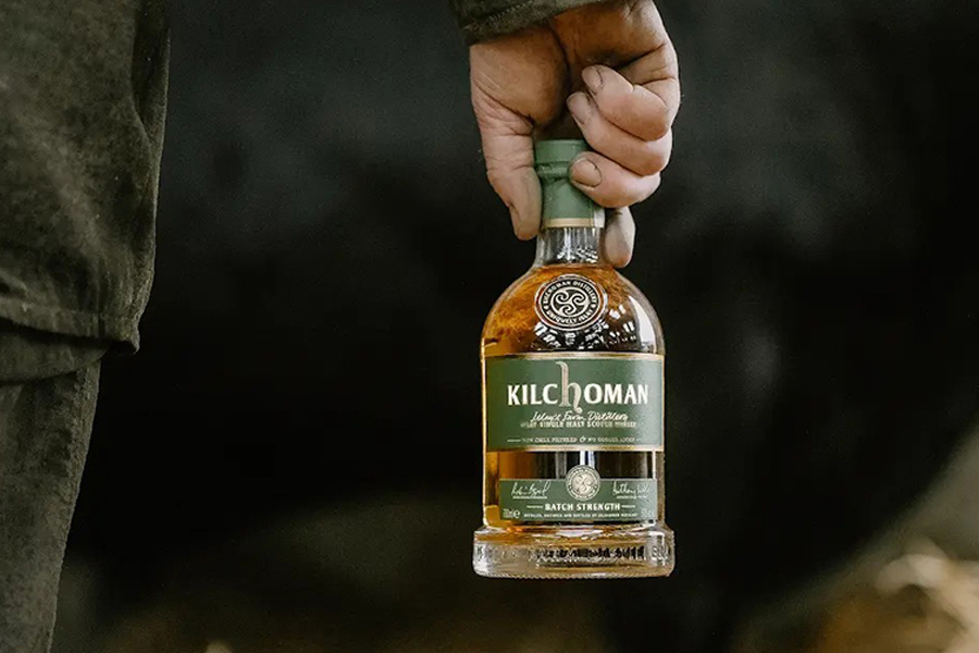 Kilchoman Batch Strength được ủ trong thùng rượu vang re-charred, là minh chứng sống động cho sự nói lỏng quy định, cho phép mở rộng danh mục thùng gỗ để ủ và hoàn thiện whisky