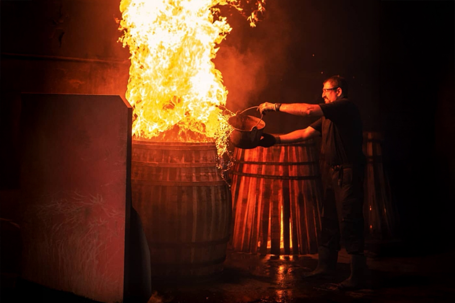 Trước khi được đưa vào sử dụng, Virgin Oak Cask phải trải qua hai bước quan trọng là “toasting” và “charring”