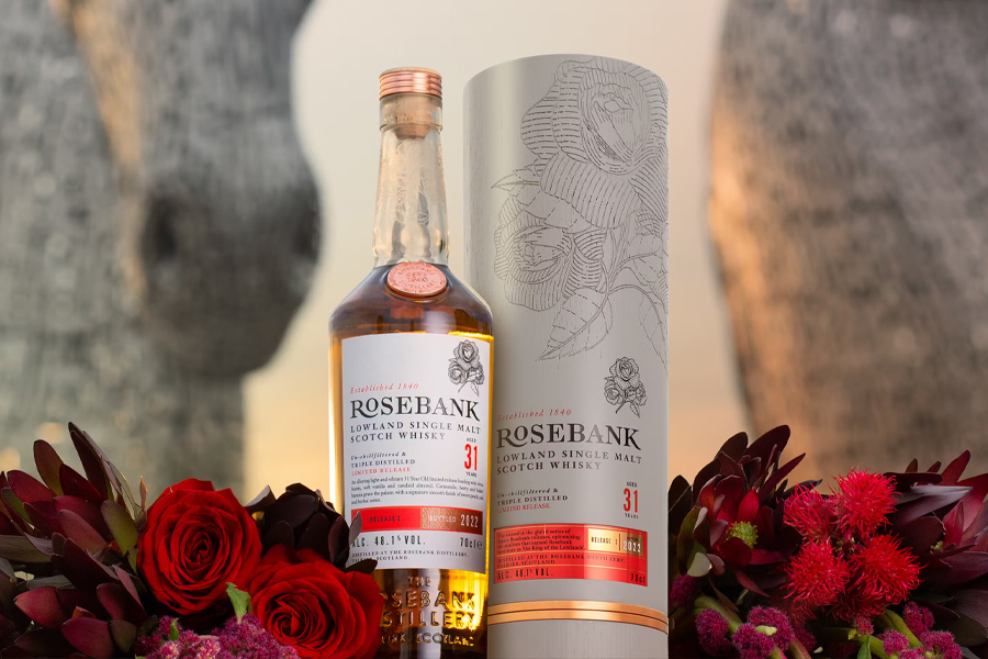 “Lá số tử vi” của Rosebank lại vô tình phản ánh đúng định hướng mà thương hiệu đang theo đuổi: tôn vinh phong cách thanh tạo, mượt mà, trở thành dòng whisky sang trọng, cuốn hút giới mộ điệu toàn cầu