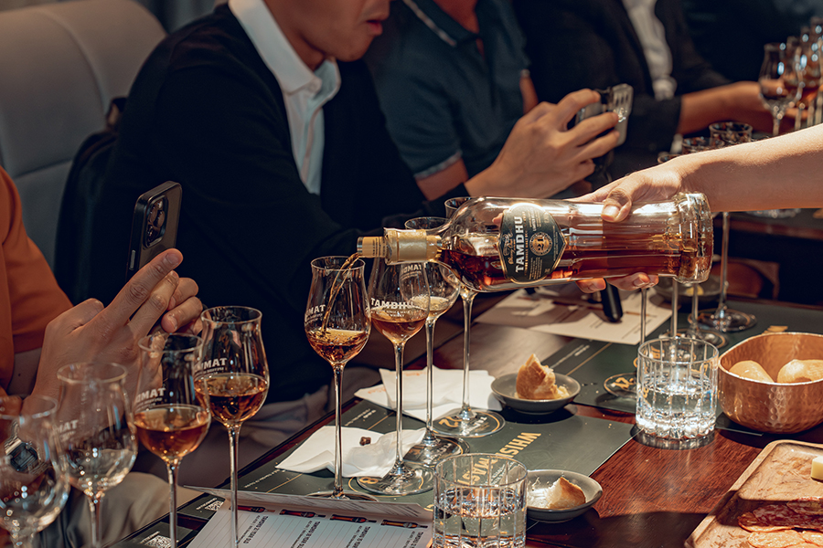 Khách hàng trải nghiệm dòng whisky Tamdhu 21 Year Old mới được ra mắt từ nhà sản xuất Tamdhu