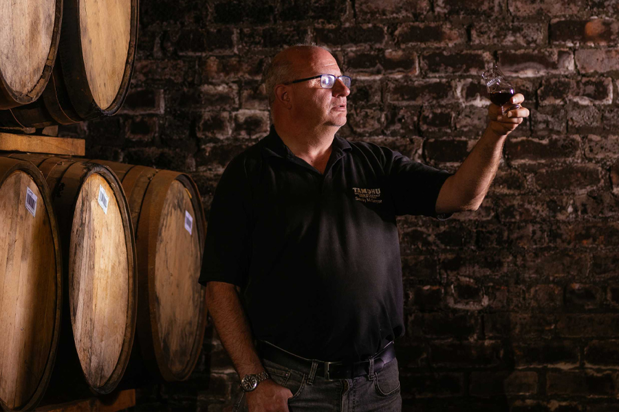 Mr. Sandy McIntyre sinh ra và lớn lên tại Glasgow, nhưng niềm đam mê whisky lại gắn kết ông với vùng Speyside