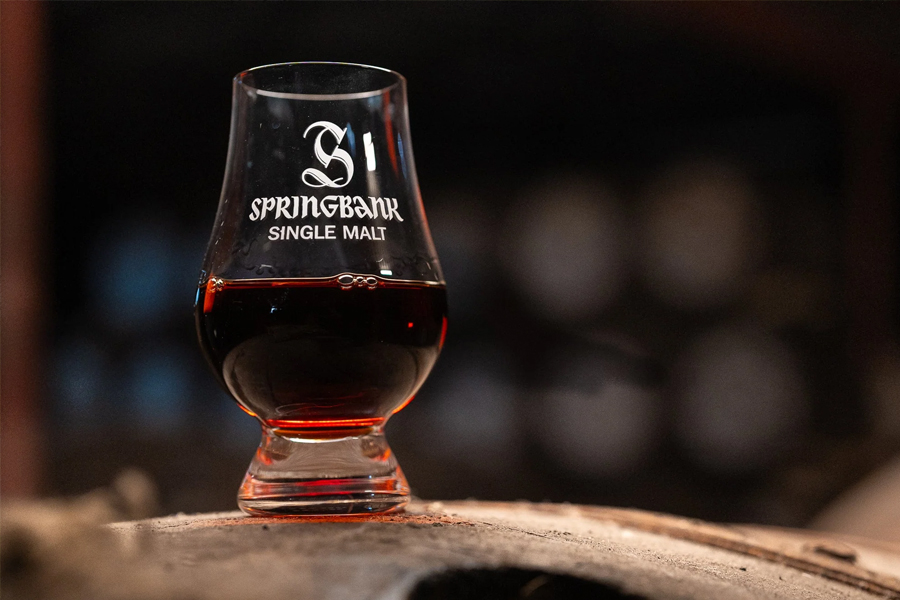 Whisky Campbeltown là sự pha trộn phức hợp: mặn mòi của biển cả, khói nhẹ vừa đủ, chút dầu đặc trưng và chiều sâu phức hợp