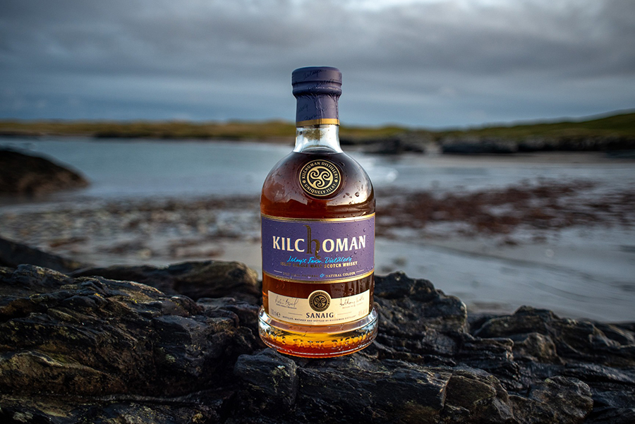 Kilchoman Sanaig khéo léo cân bằng những ảnh hưởng của hai sự đối lập: sự phong phú từ quá trình ủ sherry, nét tinh tế của thùng bourbon và khói than bùn đậm chất Islay.