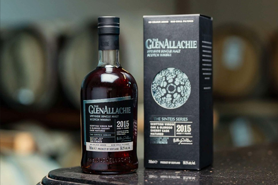 GlenAllachie 2015 Sinteis Series Part II mang đến 2 nét tương phản thú vị: vừa mạnh mẽ, nhiều tầng lớp từ gỗ virgin oak, vừa sâu lắng và tròn vị từ ảnh hưởng của sherry