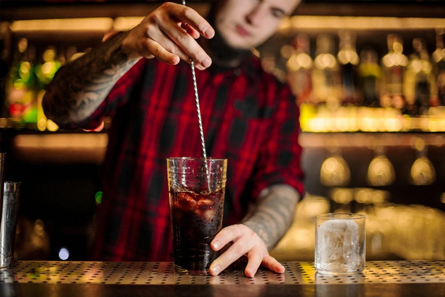 Một cách tiếp cận whisky peat rất dễ dàng là thưởng thức dưới dạng cocktail
